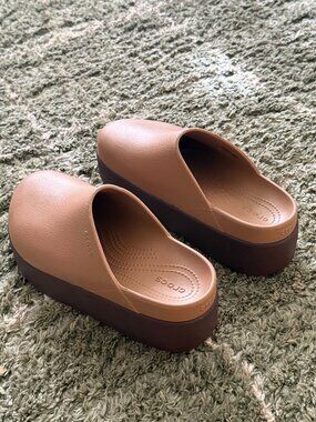 Crocs Dylan Platform Clog in Cepia